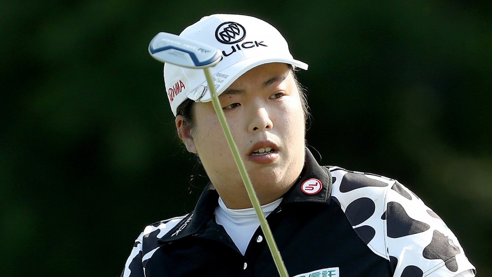 Cow-clad Feng moo-ves to top of leaderboard