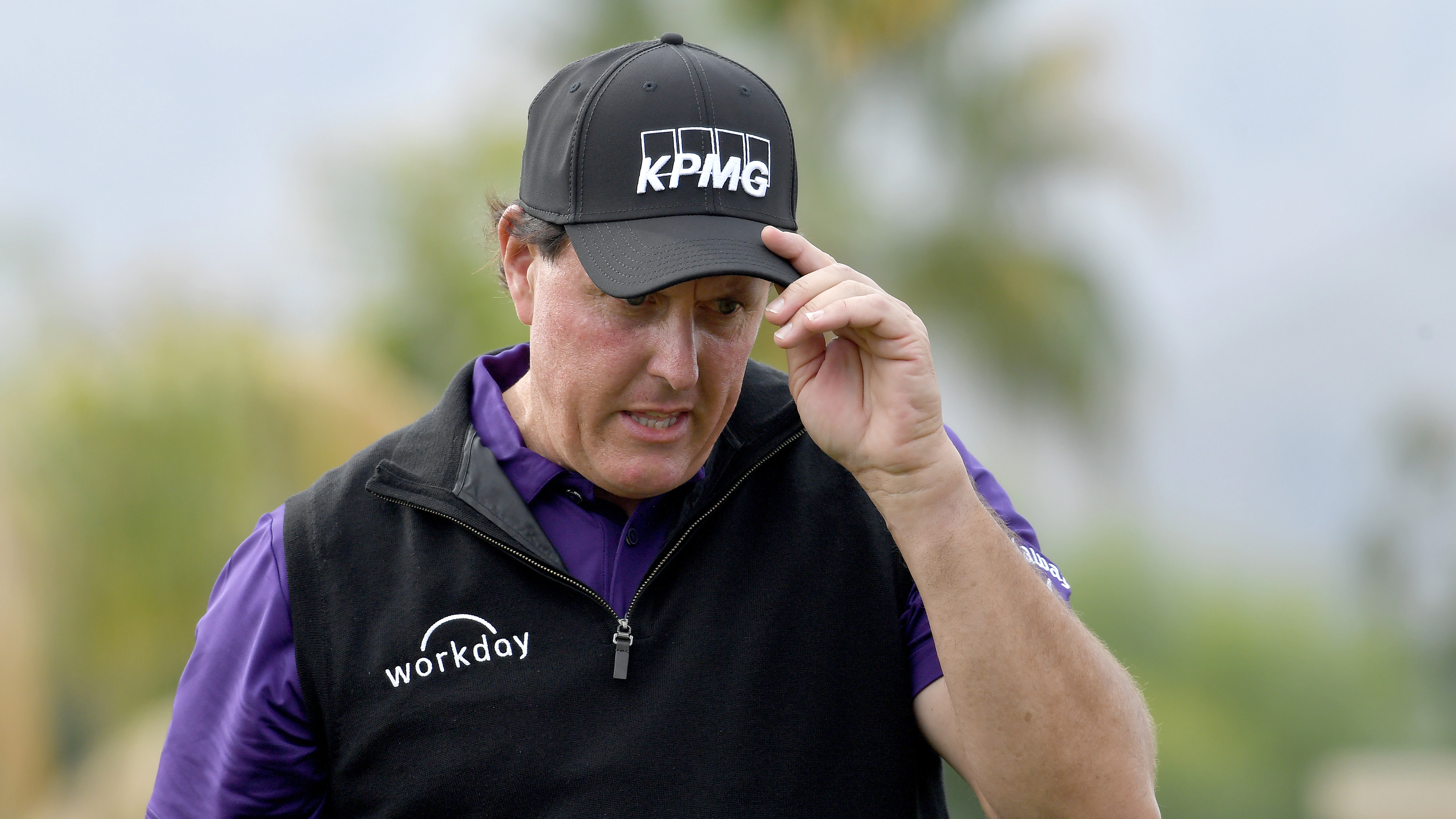 Fast finish lifts Mickelson to second-round 68 at Desert Classic