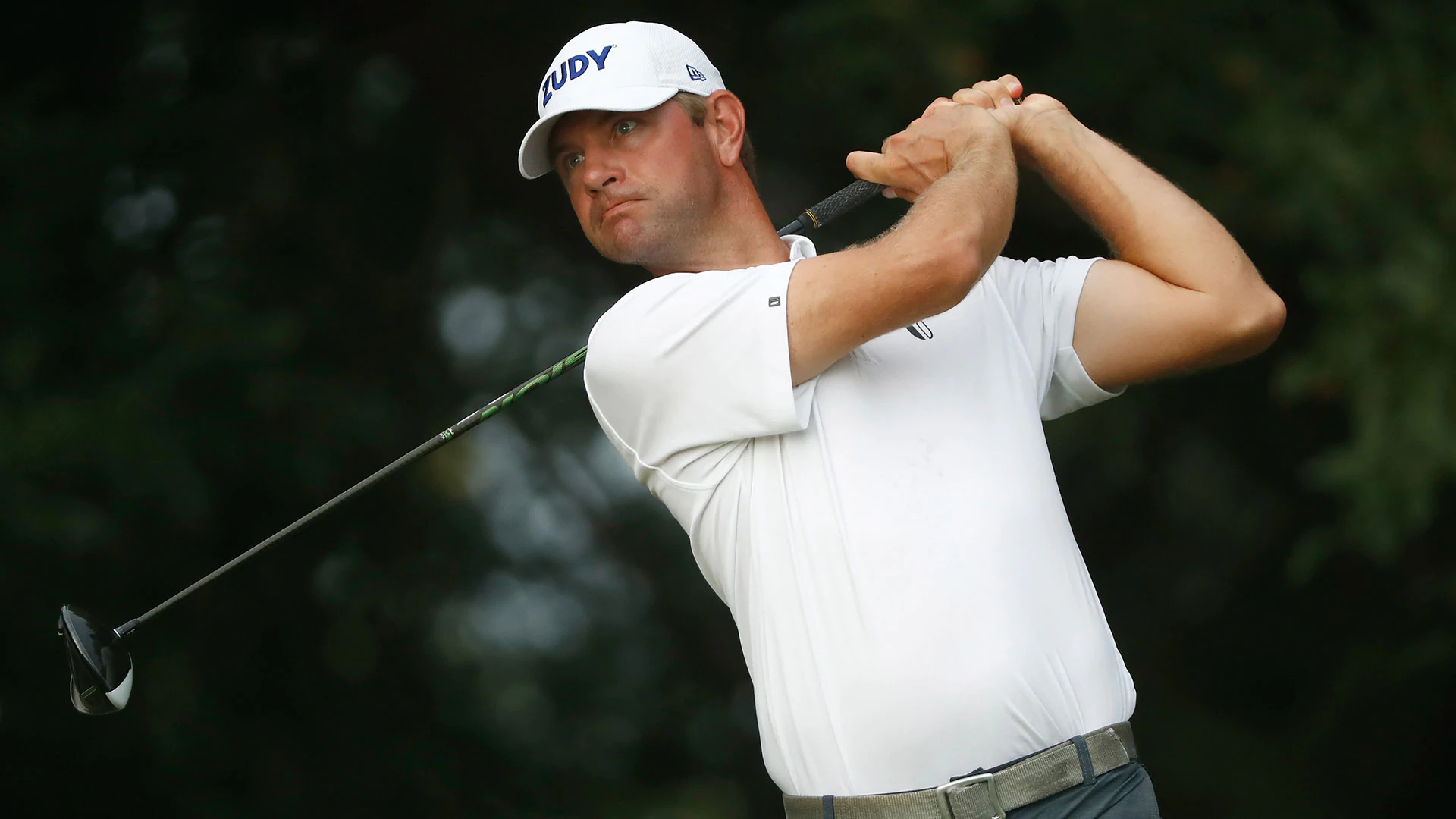 Glover slips, injures knee on 18th at Northern Trust