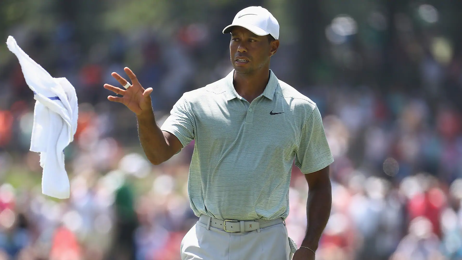 Hot in here: Woods wears 3 different shirts Saturday