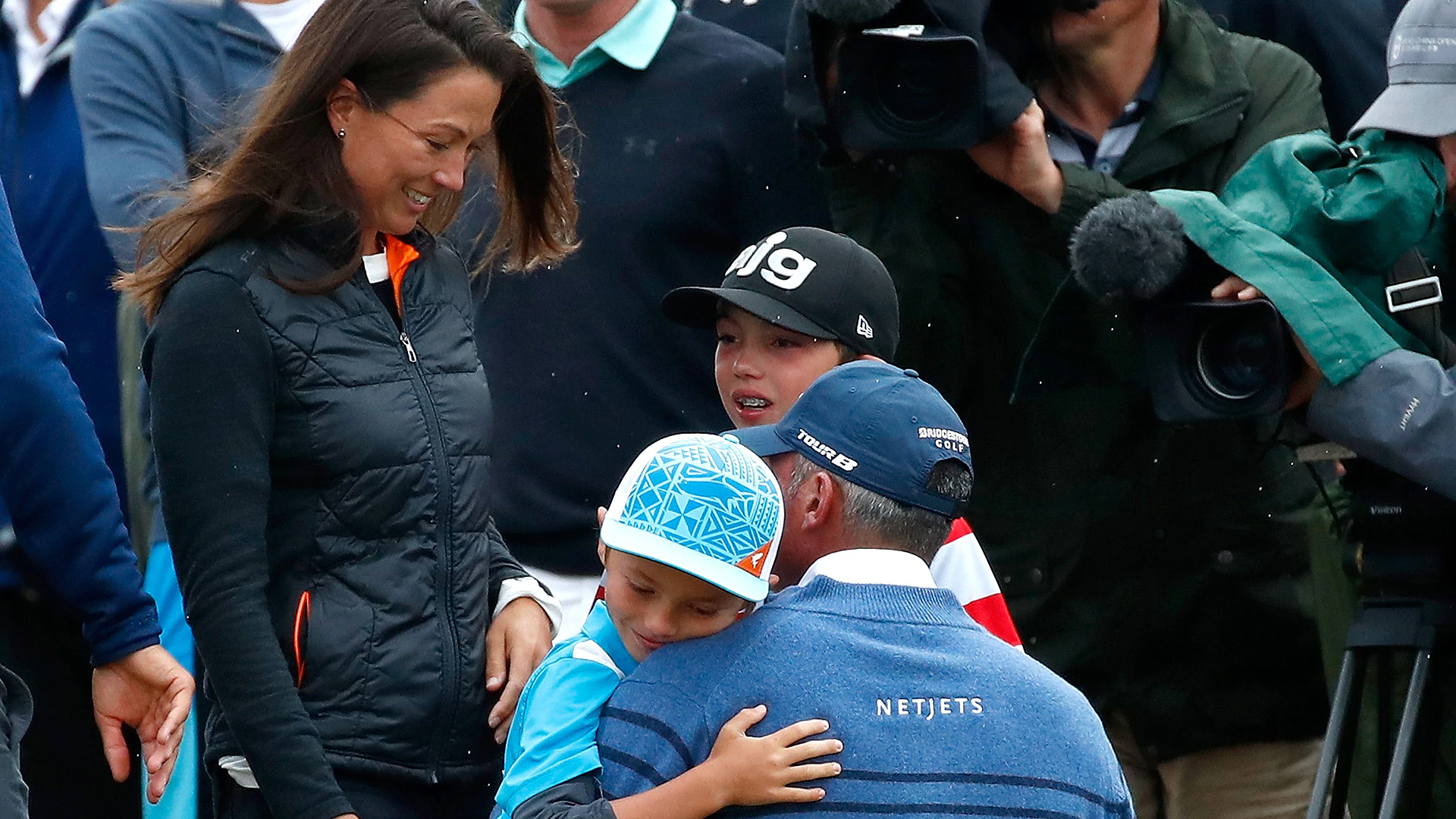 Kuchar gets 'teary surprise' from family on 18th green 4