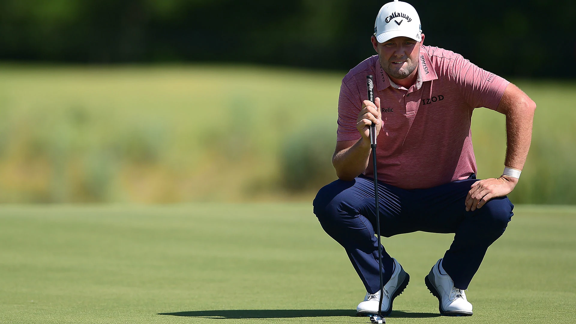 Leishman (66) rides red-hot putter to keep lead