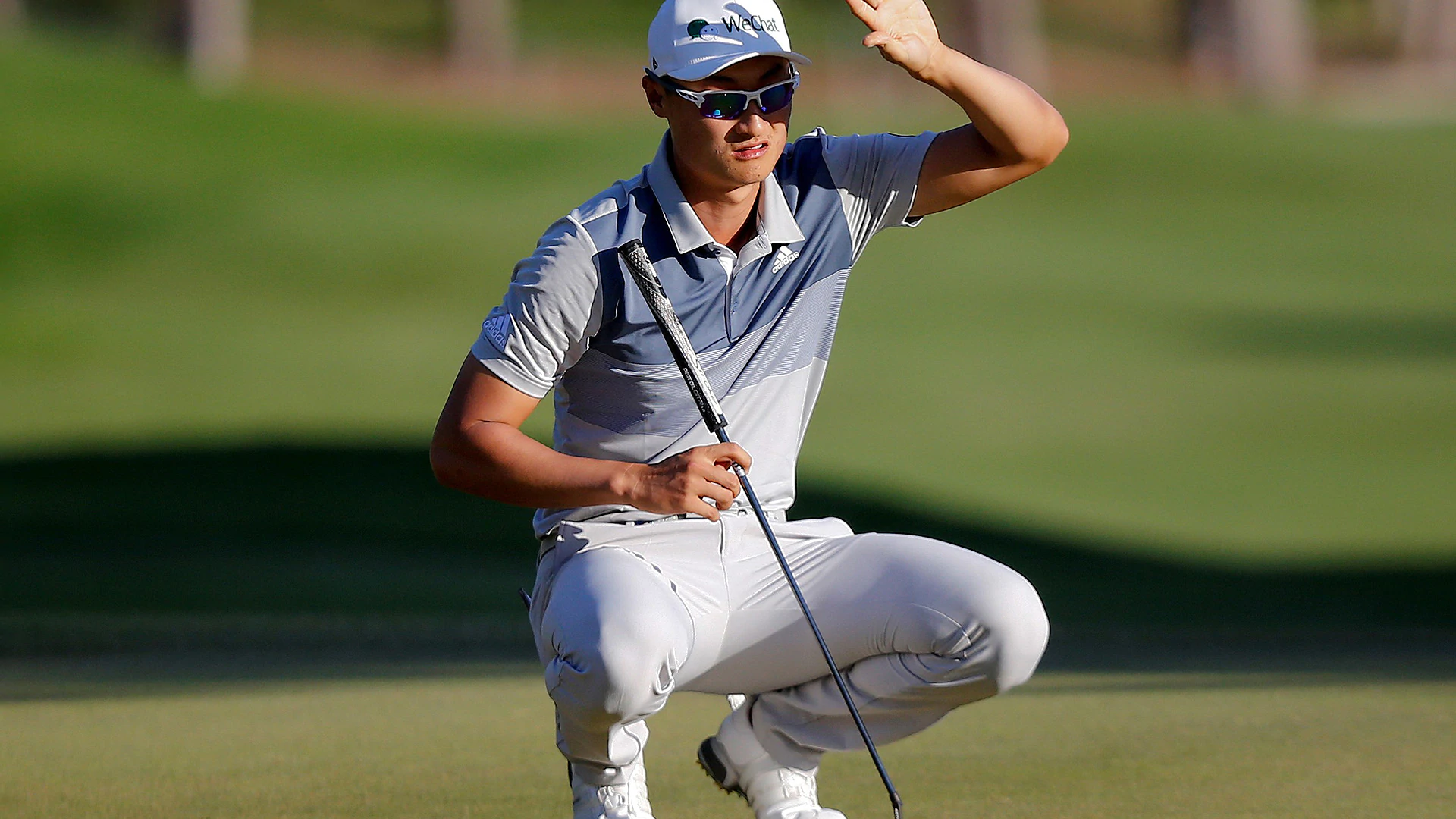 Li penalized 2 shots in Dubai after caddie helps with alignment