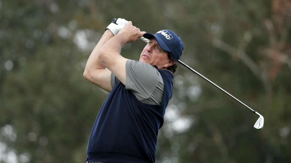 Mickelson (60) grabs first-round lead at Desert Classic
