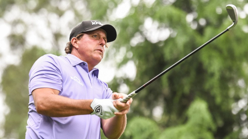 Mickelson moves into contention with 7-under 64