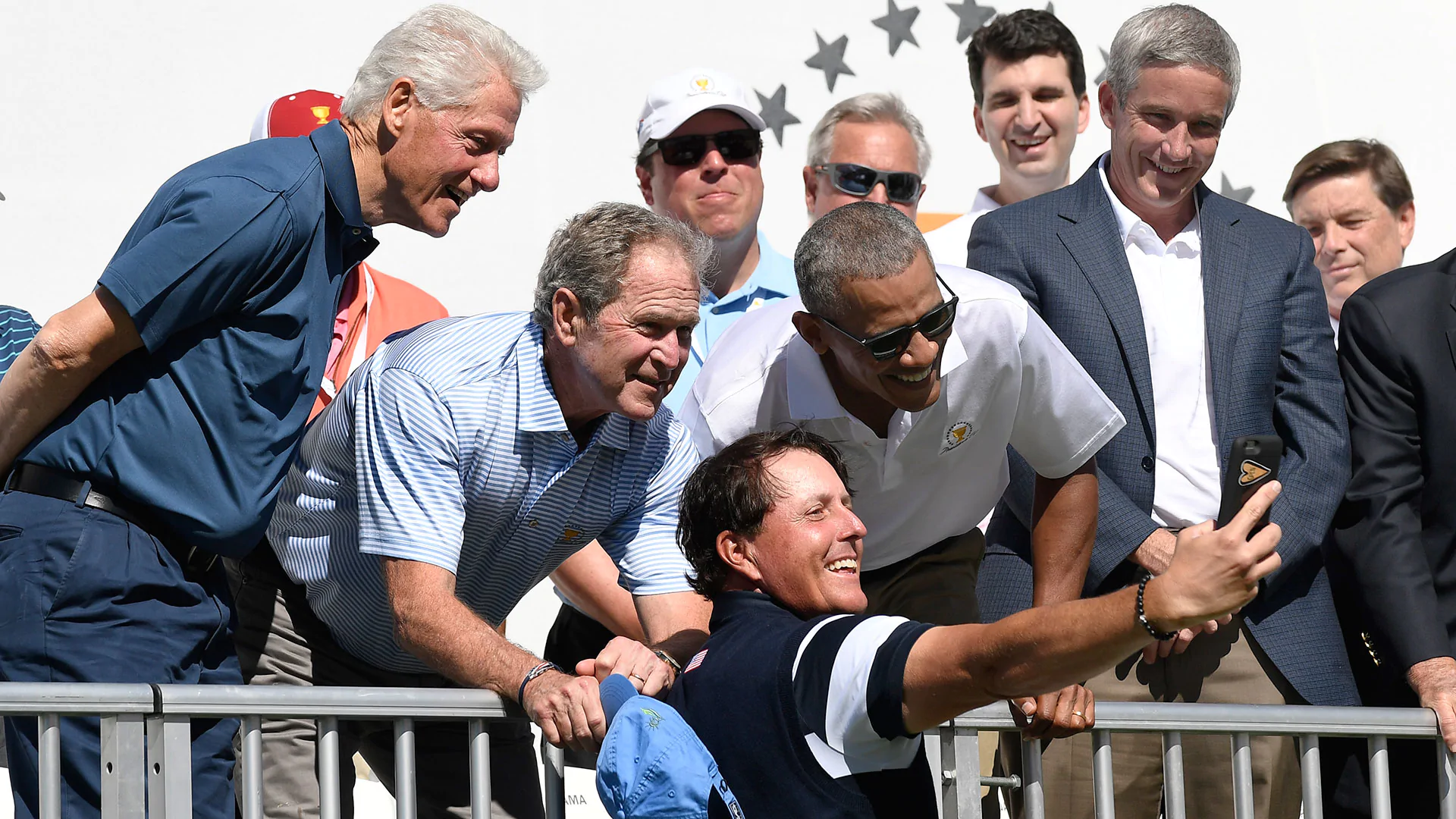 Phil takes selfie with Obama, Clinton and Bush 4