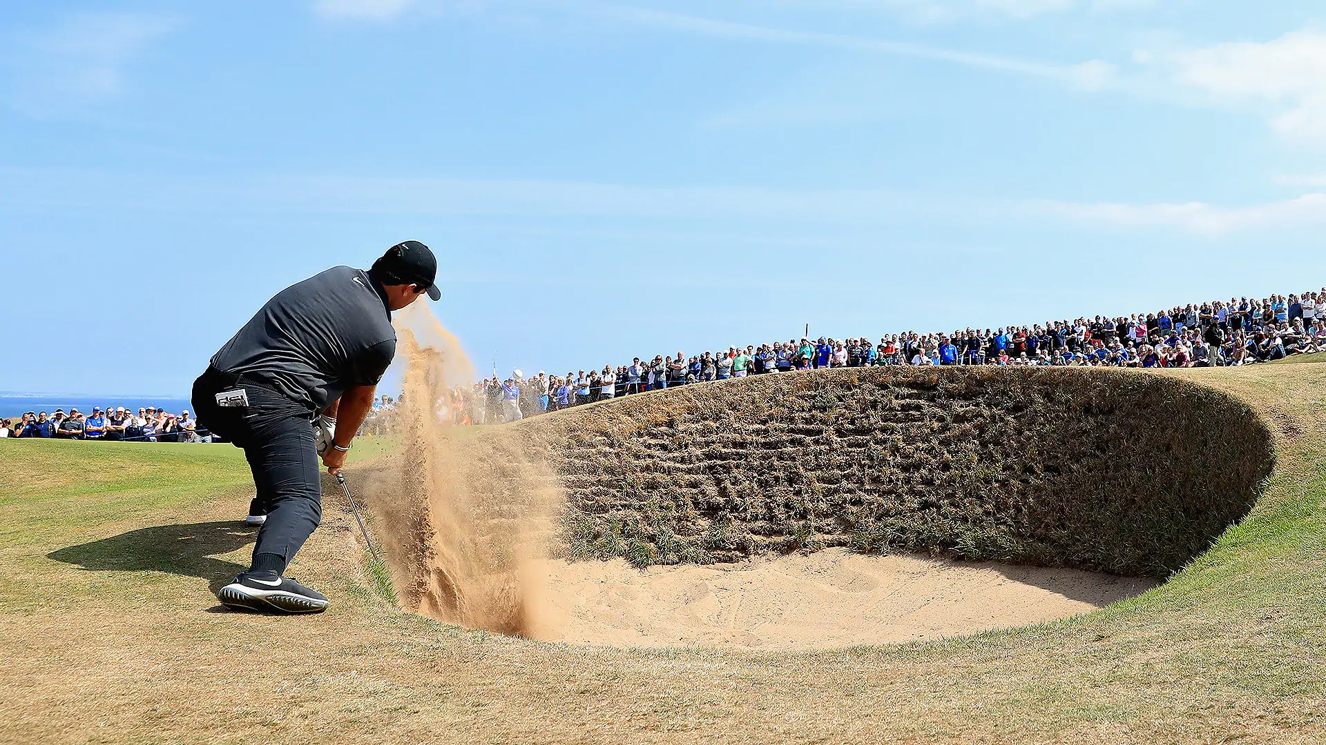 Reed needs three swings from pot bunker in Scotland
