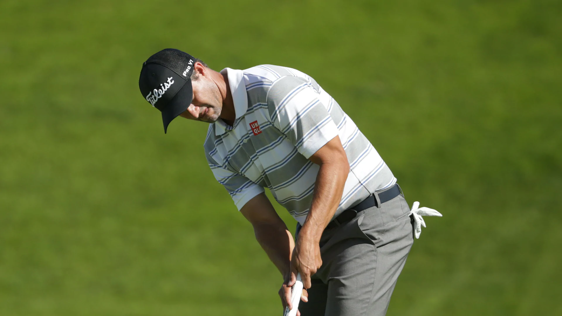Scott gets a (new) grip, earns spot in Sunday's final group at Farmers