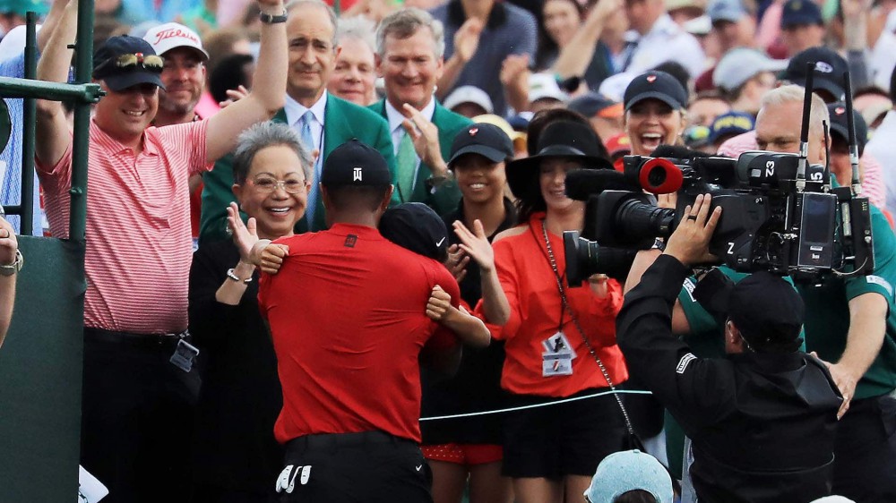 Tiger embraces kids in scene reminiscent of '97