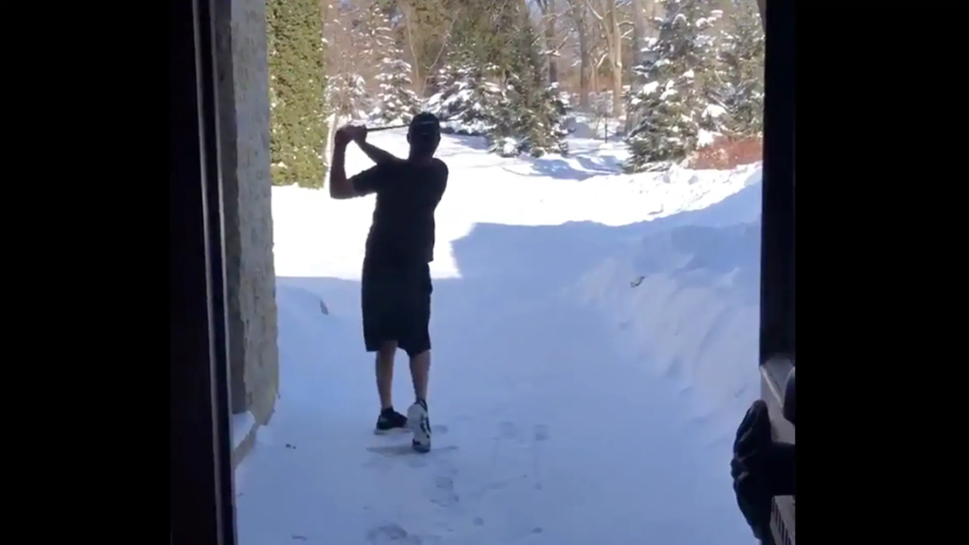 Watch: Kelly practices in shorts, t-shirt in minus-45-degree polar vortex