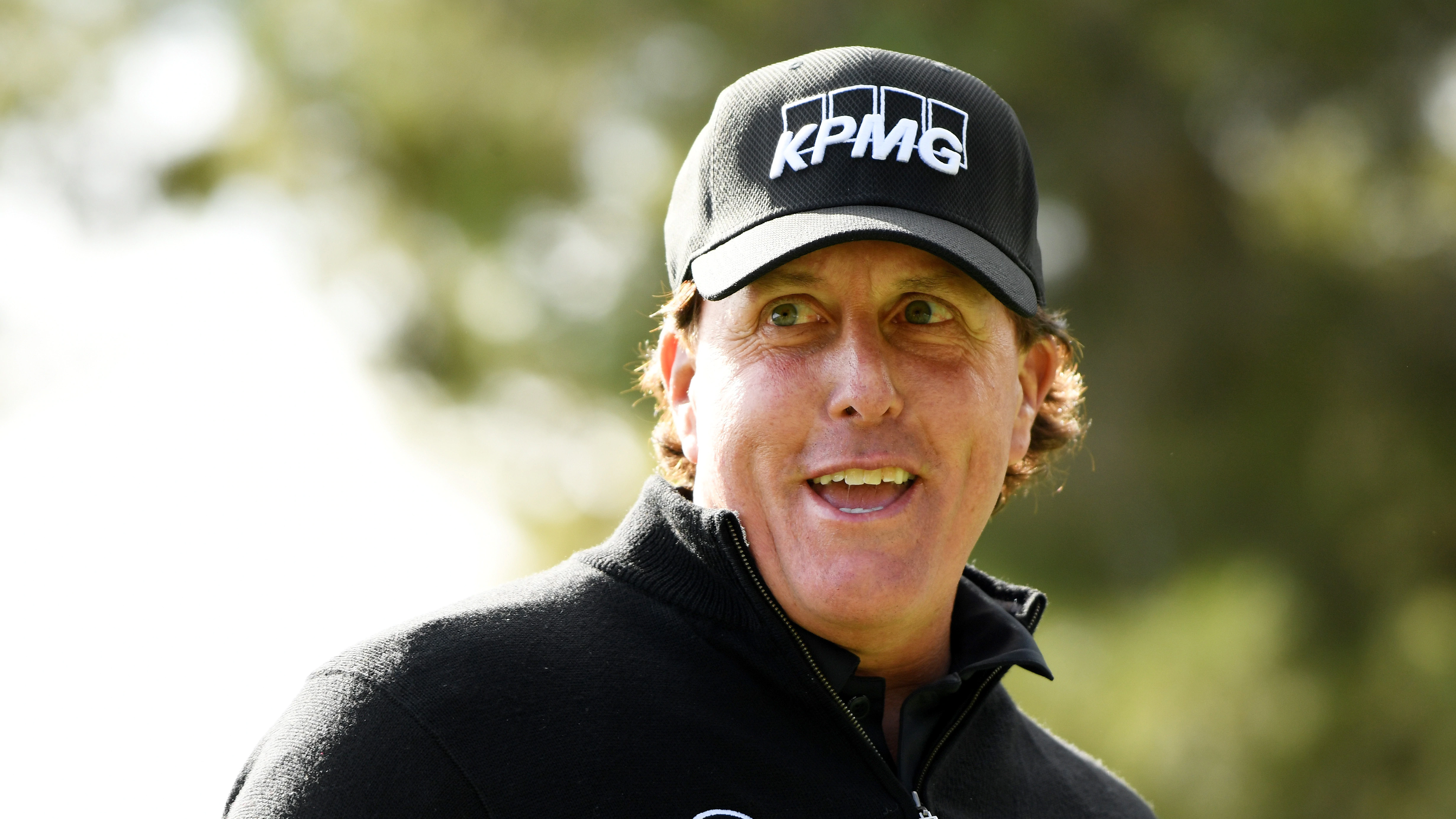 Watch: Mickelson chips in for birdie at Desert Classic