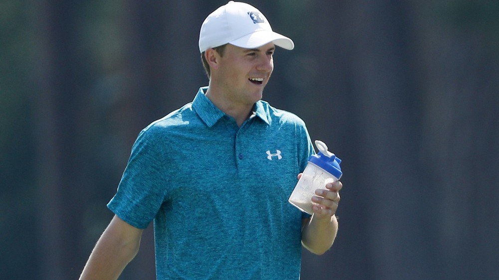 Watch: Spieth, JT hole bunker shots in back-to-back groups