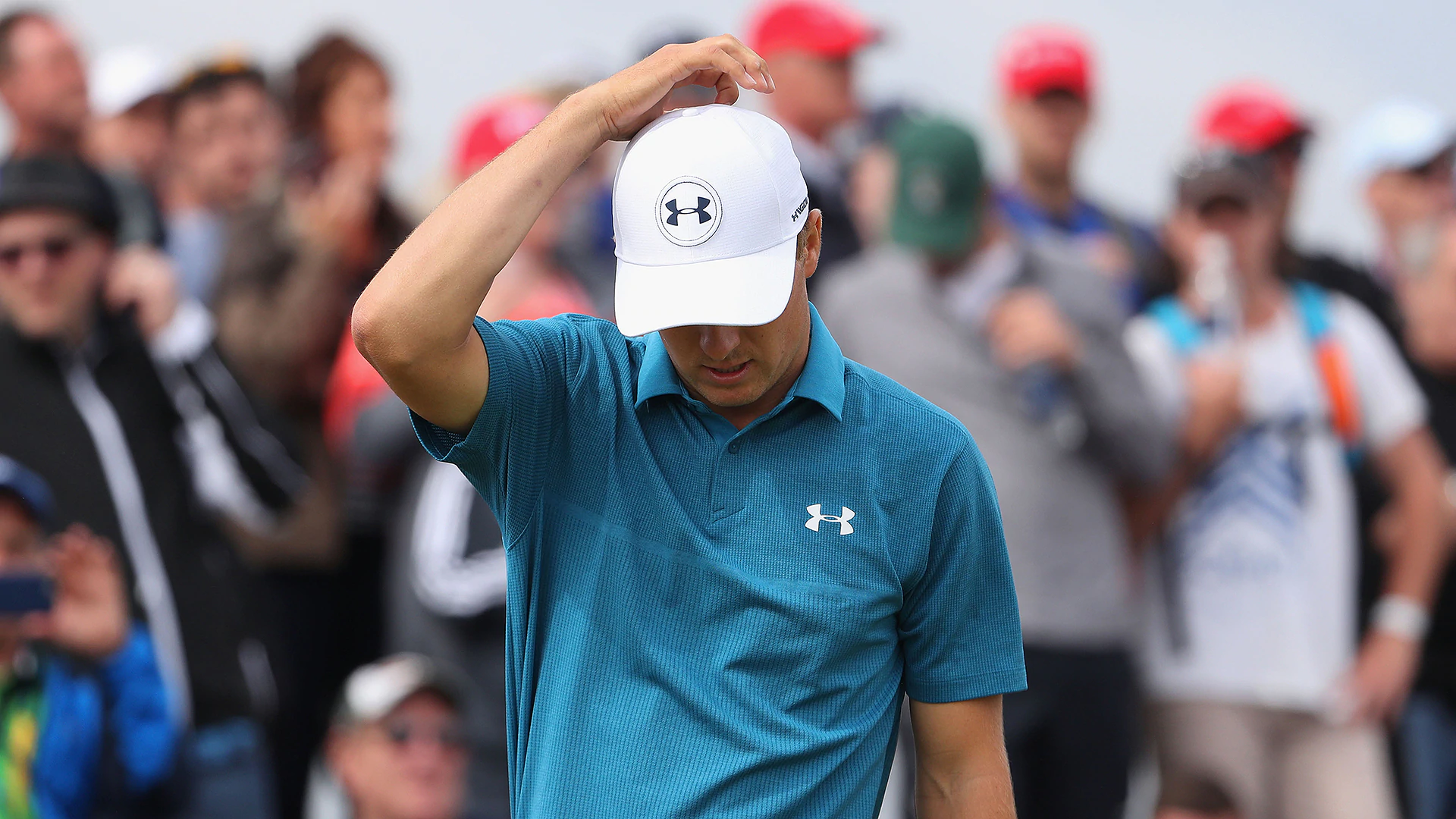 Watch: Spieth hits a lot of poor shots on Sunday