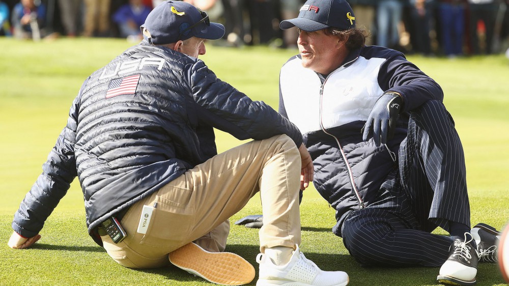 Watch: U.S. team rubs Mickelson's belly for good luck