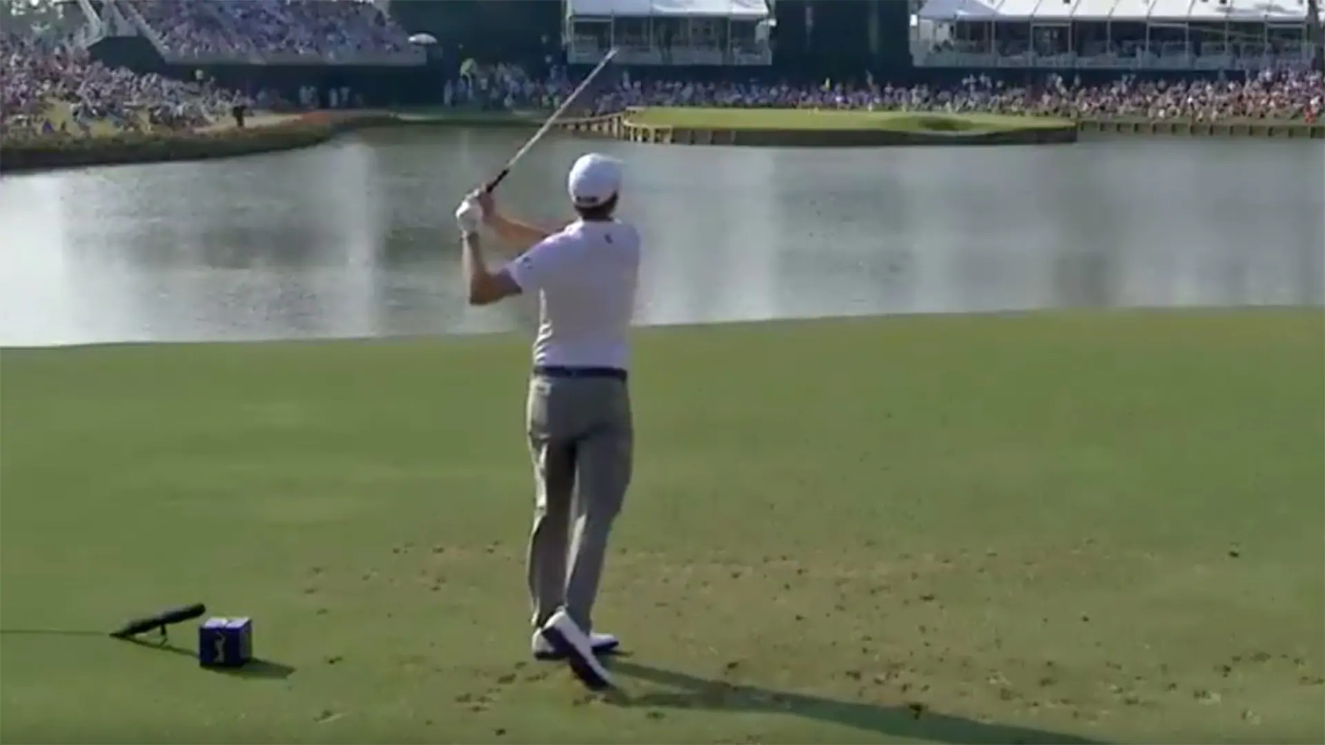 Watch: Webb's 59 bid ends with water ball at 17