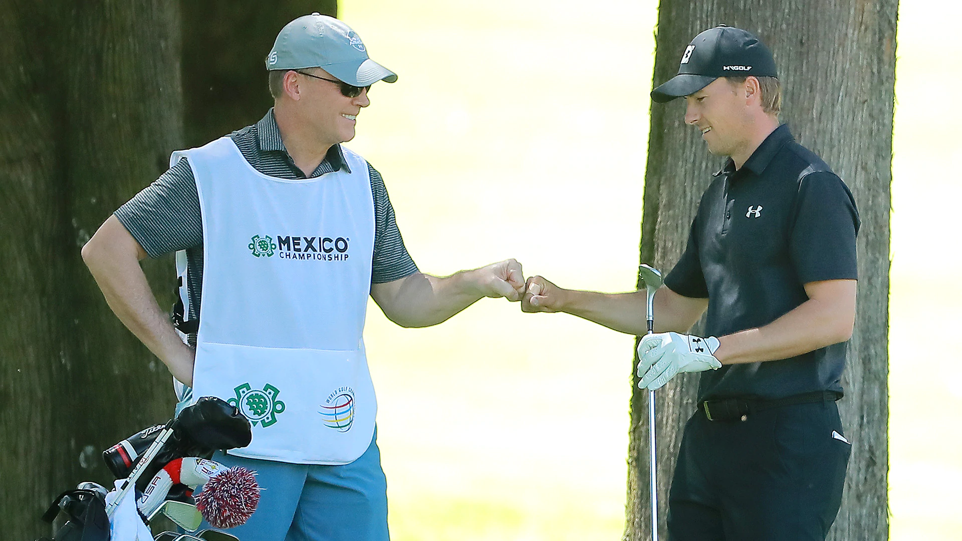 With dad looping and caddie mourning, Spieth opens WGC-Mexico in 75