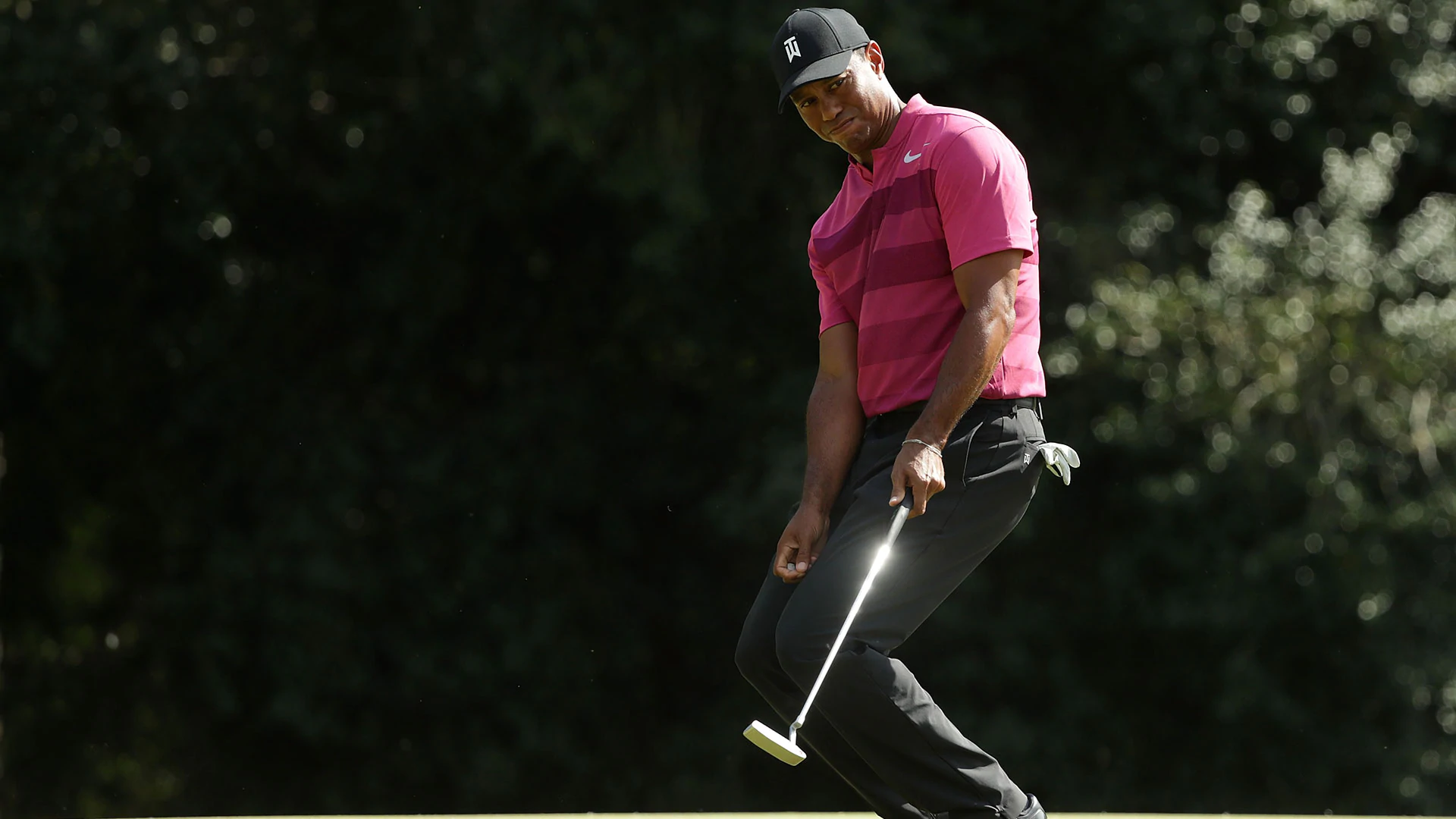 Woods (31 putts) struggles with speed in Rd. 1