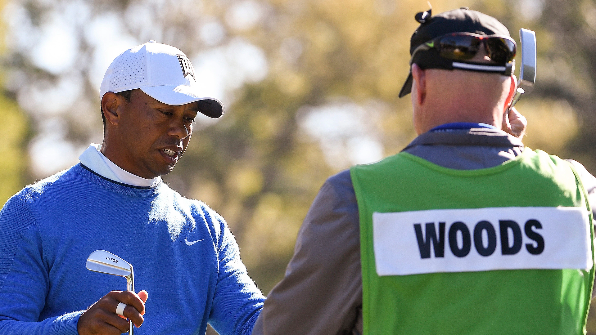 Woods leaning on LaCava on unfamiliar course