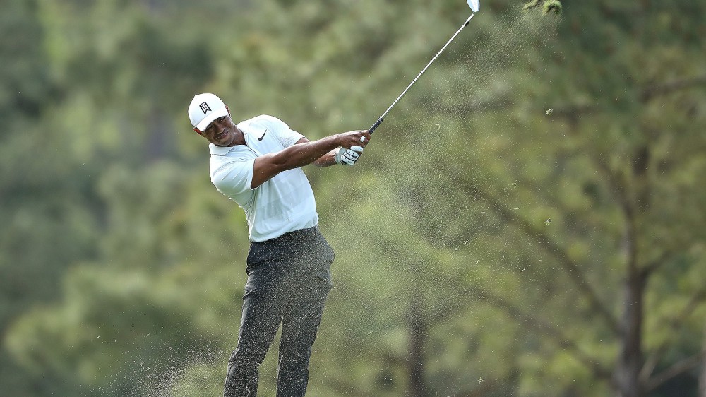 Woods makes cut despite 'awful' irons in 75