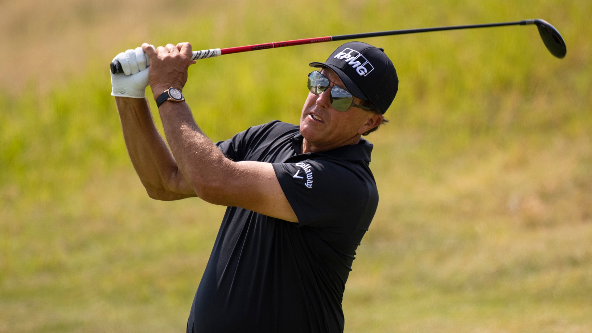 Phil Mickelson (61) leads after 18 holes of PGA Tour Champions debut