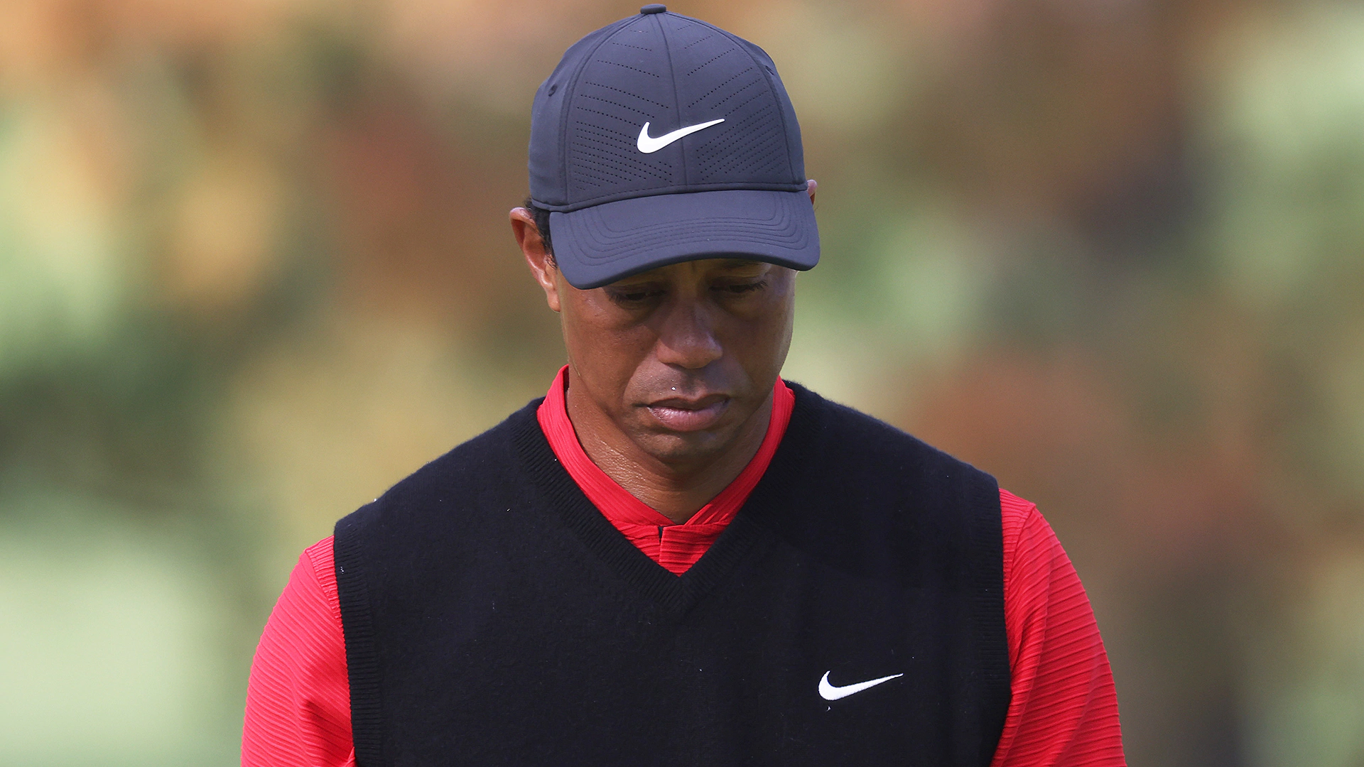 Tiger Woods hits three in the water, makes 10 on par-3 12th at Masters