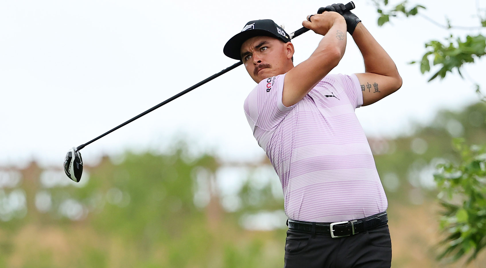 Rickie Fowler rebounds from quadruple-bogey to card 70