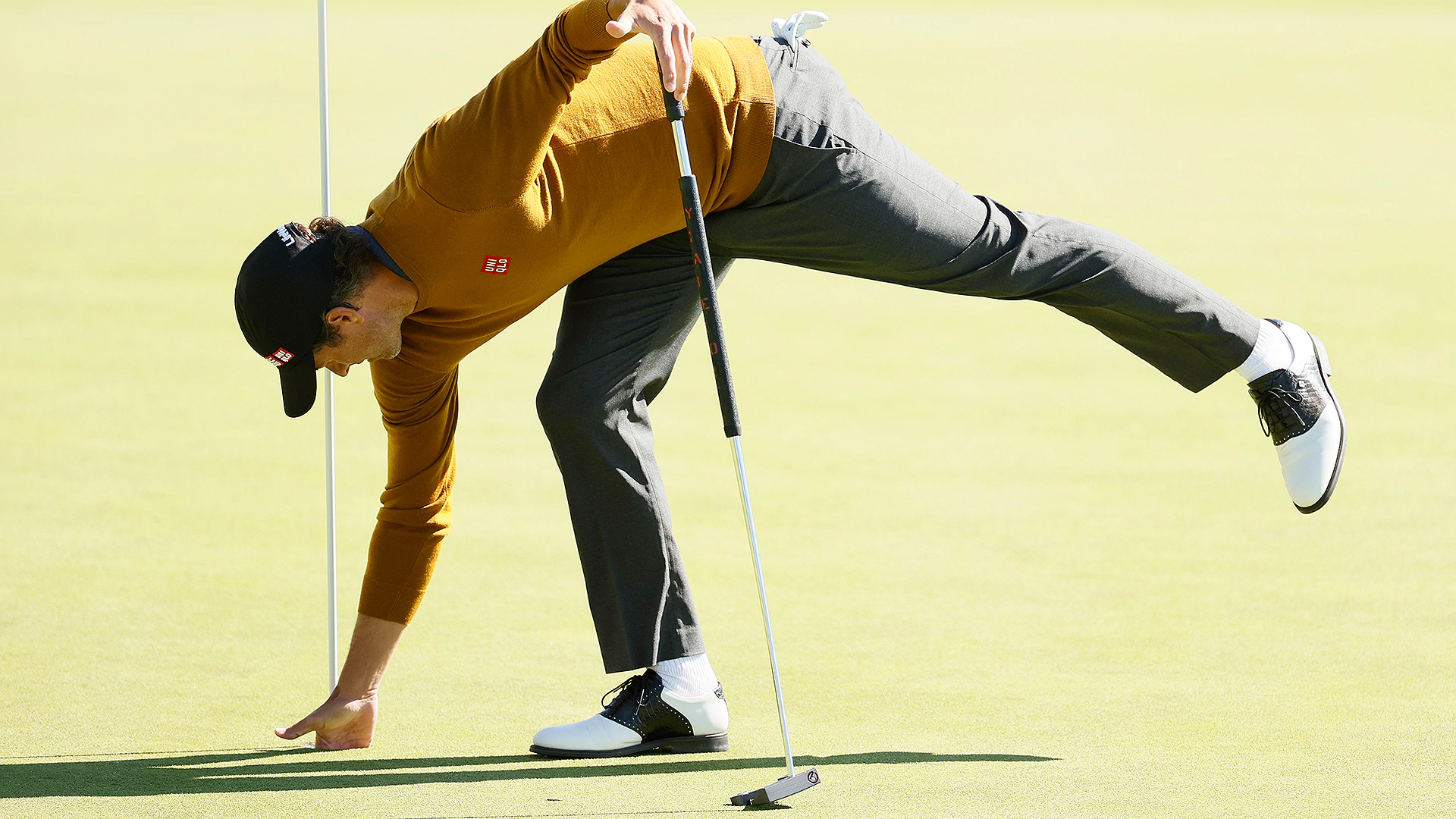 Adam Scott adds new putter to be ‘entertained’ and it works in Round 1