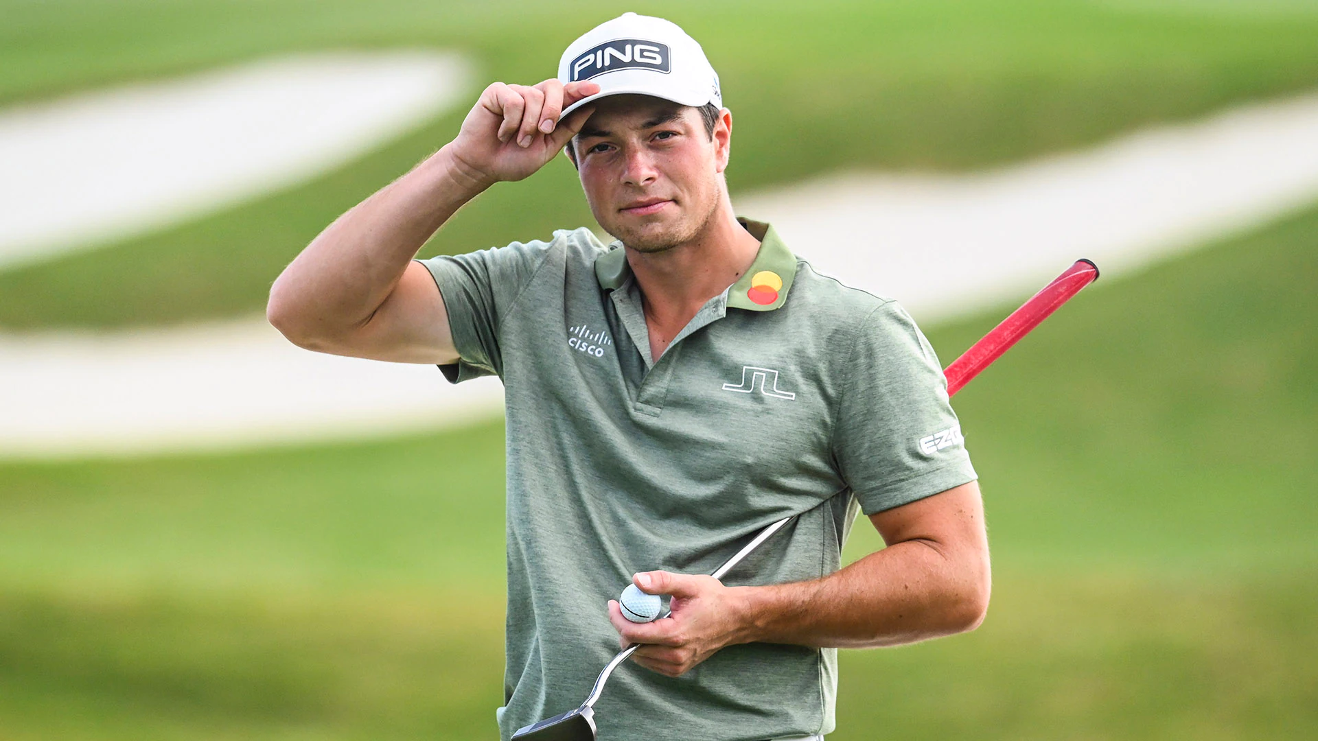 Viktor Hovland’s golf clubs finally show in Hawaii, but there was just one problem
